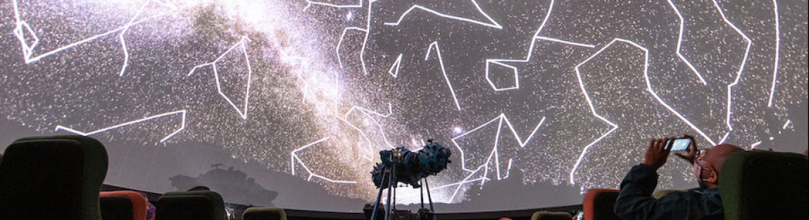 Proyección de constelaciones y estrellas en el domo del Planetario. 