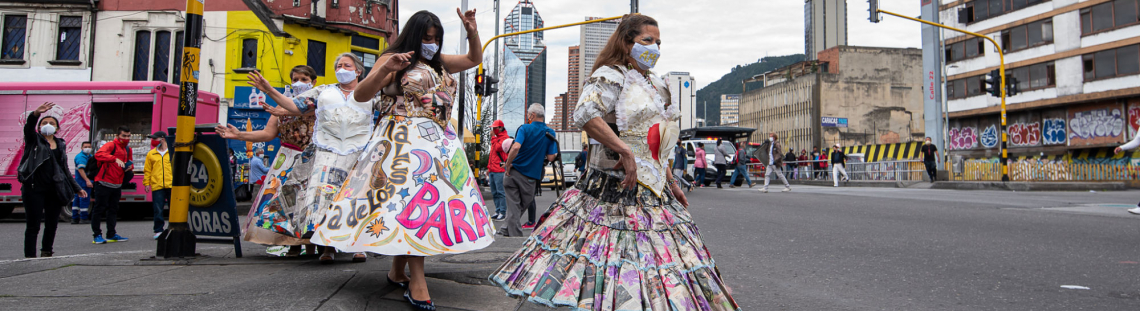 Festival de las Artes Valientes, mujeres con trajes de papel cruzando la calle
