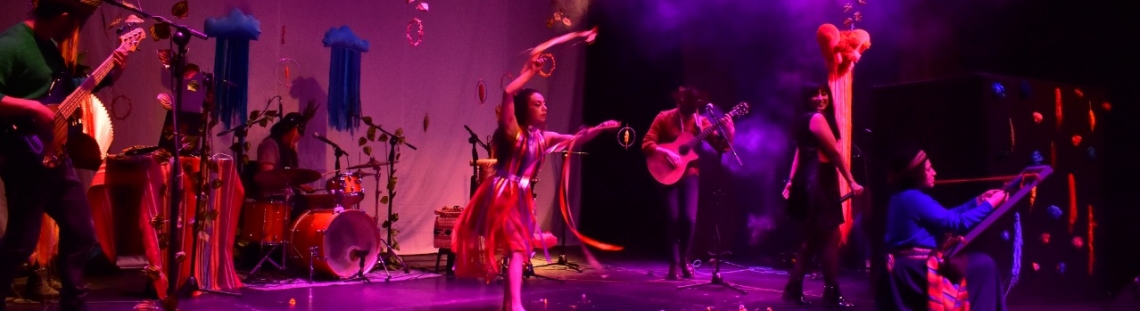 Mujer bailando en el escenario