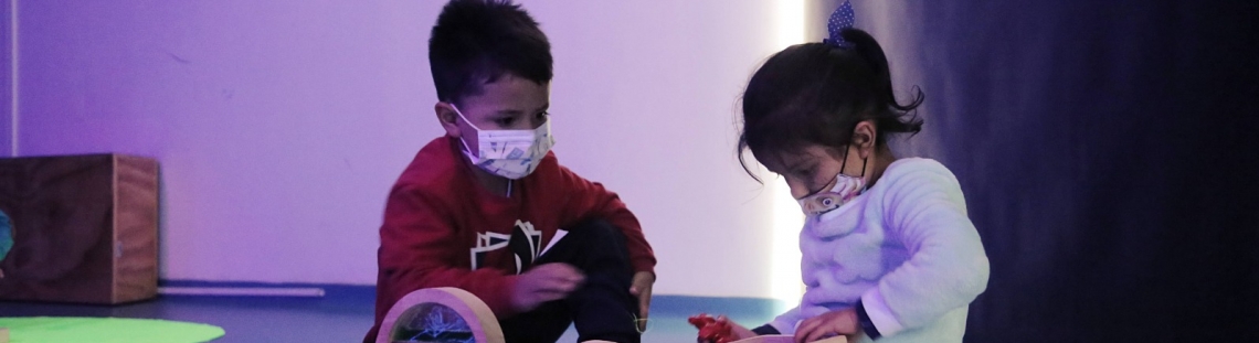 Niños jugando con bloques de madera 