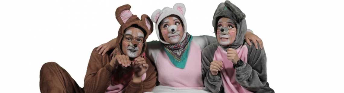 Tres personajes con trajes de ratones