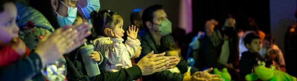 niños y padres en la Sala Infantil de Planetario de Bogotá