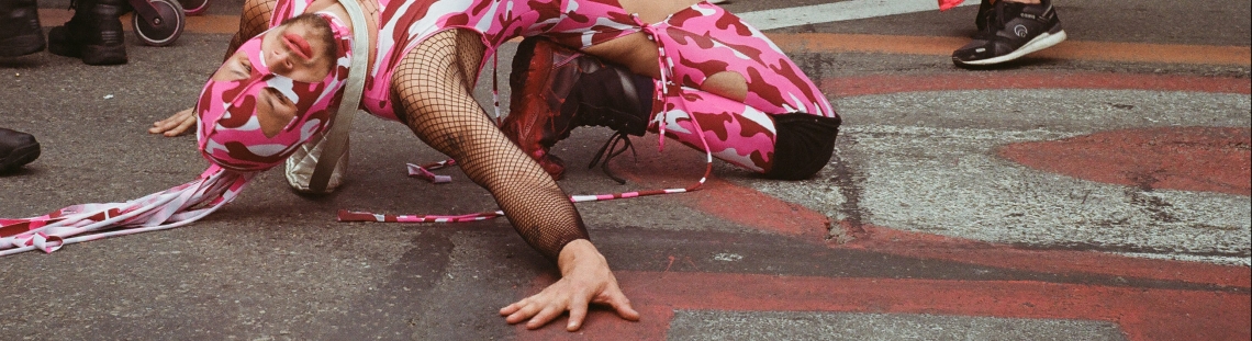 Fotografía de bailarín presentándose en la  calle