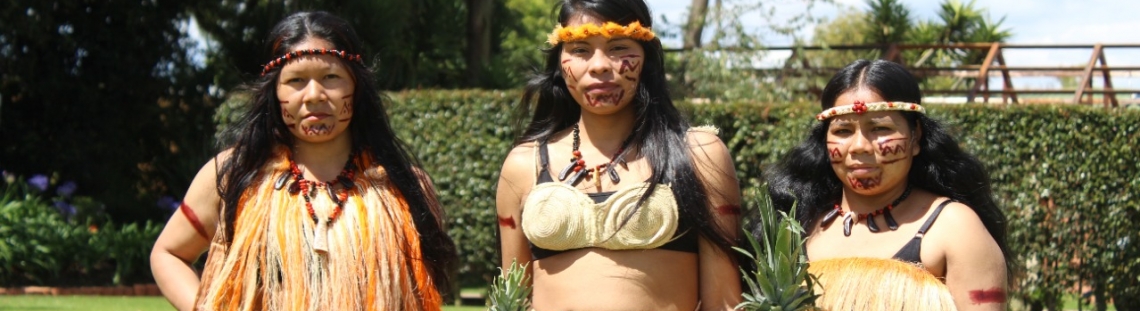Tres mujeres indígenas muestran sus trajes icónicos ante la cámara