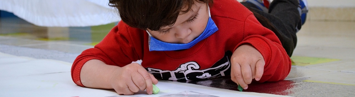 Niño en el piso dibujando