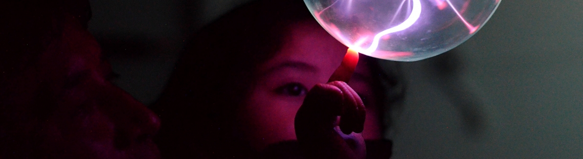 Niño en primera infancia jugando con bola de luz