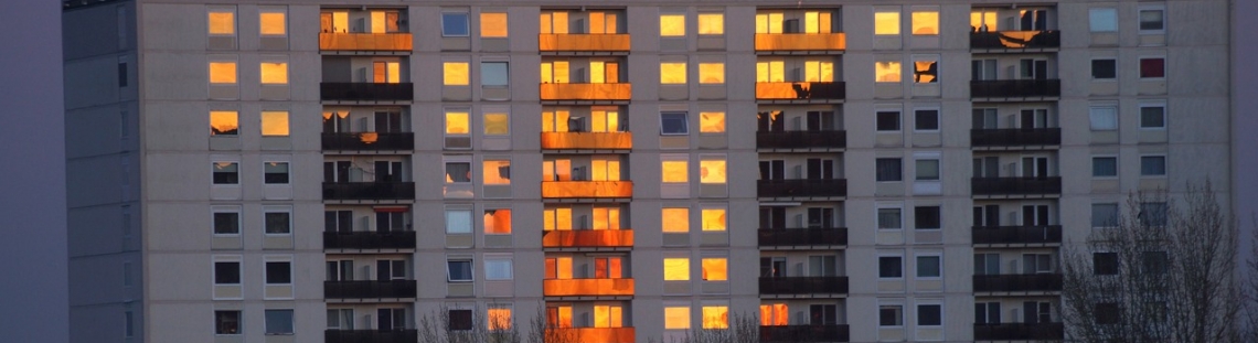 Reflejo del atardecer en las ventanas de un edificio. 