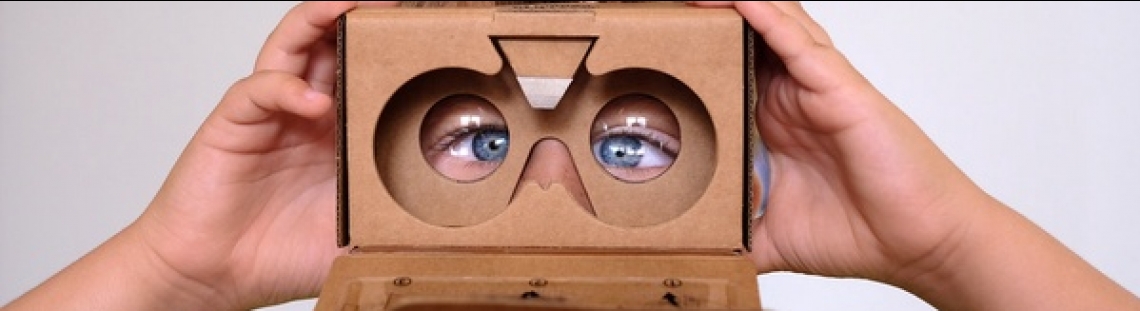 Niño con unas gafas 3D elaboradas en cartón