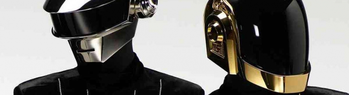 Integrantes de Daft Punk con cascos. 