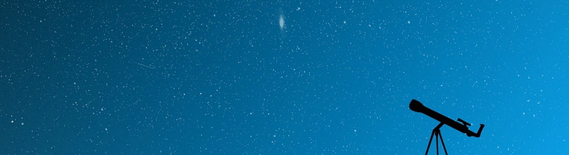 Cielo azul con estrellas y un telescopio en el suelo. 