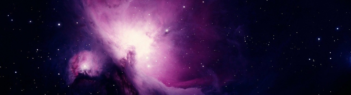 Nebulosa de Orión en morado en el espacio. 