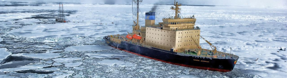 Un buque pasa entre una capa de hielo en el mar de la Antártida. 