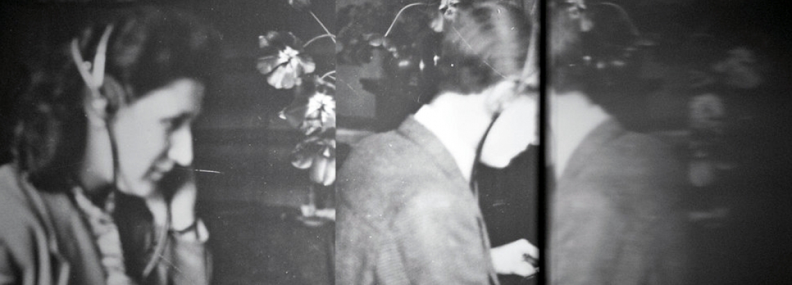 Foto experimental blanco y negro. Mujer con audífonos.