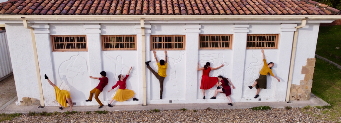 Bailarines en la fachada de La Casona 
