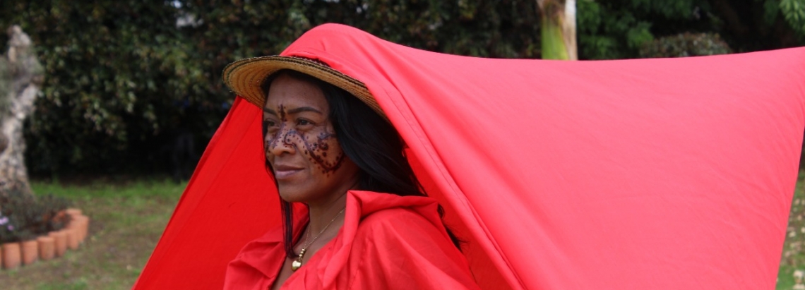 Mujer indígena con traje típico rojo