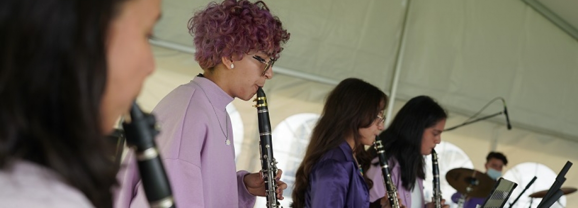 Mujer joven tocando el clarinete
