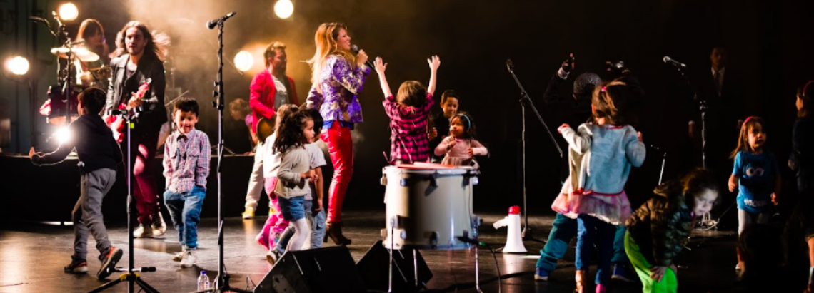 Niños en concierto de música