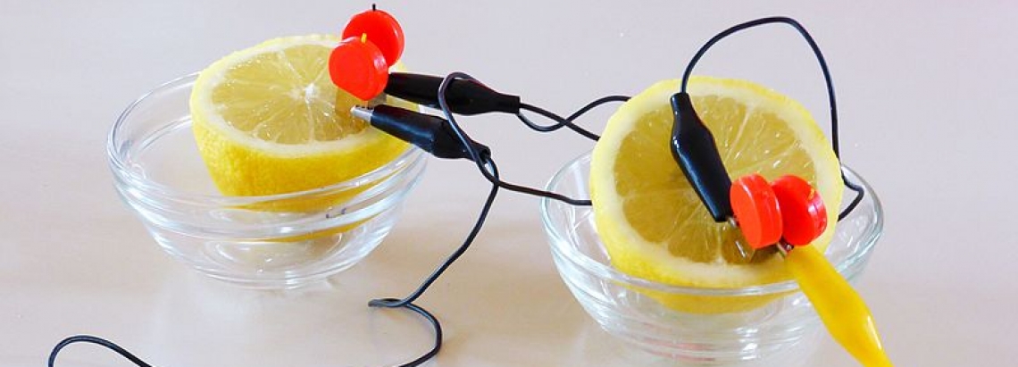 una batería hecha con un limón. 
