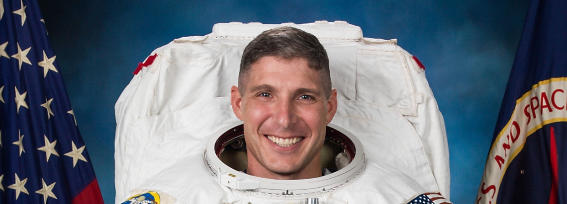 El astronauta Michael Hopkins en traje espacial. 