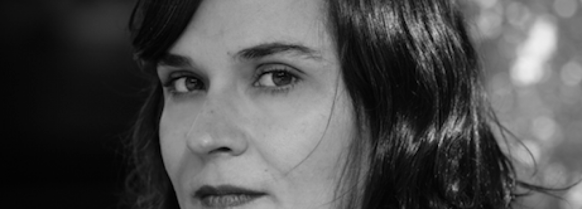 Foto de rostro de mujer en blanco y negro 