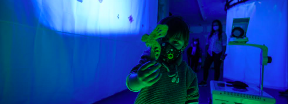 Niños jugando con sombras en un cuarto oscuro 