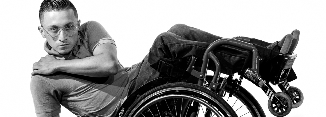 Hombre en silla de ruedas bailando. 
