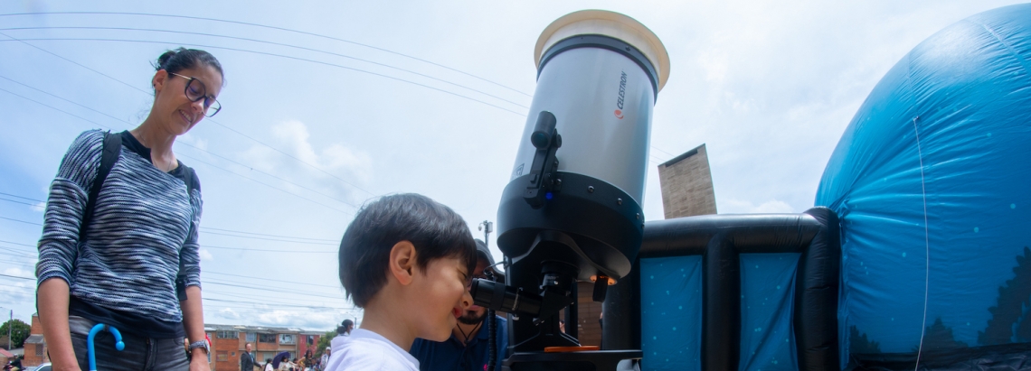 Personas observando por telescopio.