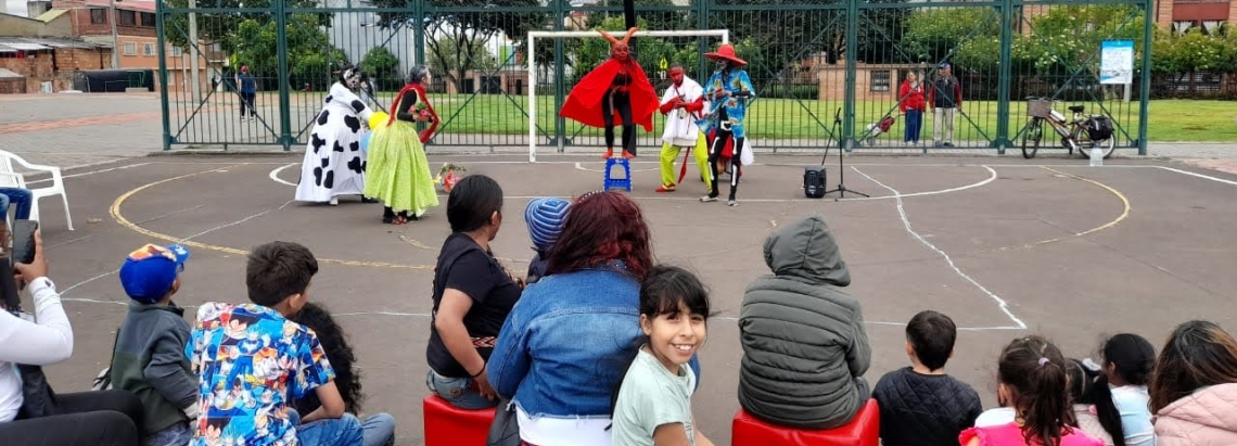Presentación de teatro en parque de Bogotá