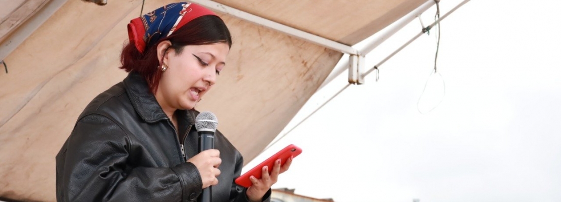 mujer hace lectura en voz alta