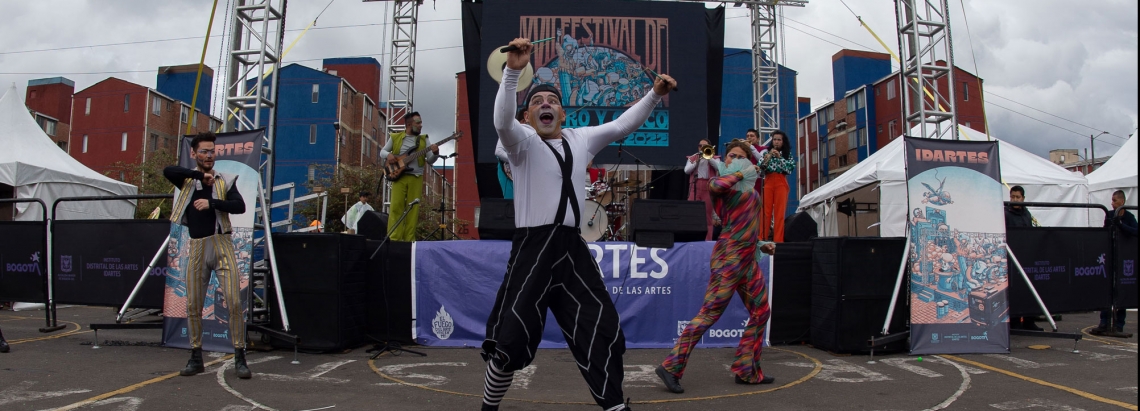 Artistas circenses adelante de un escenario 