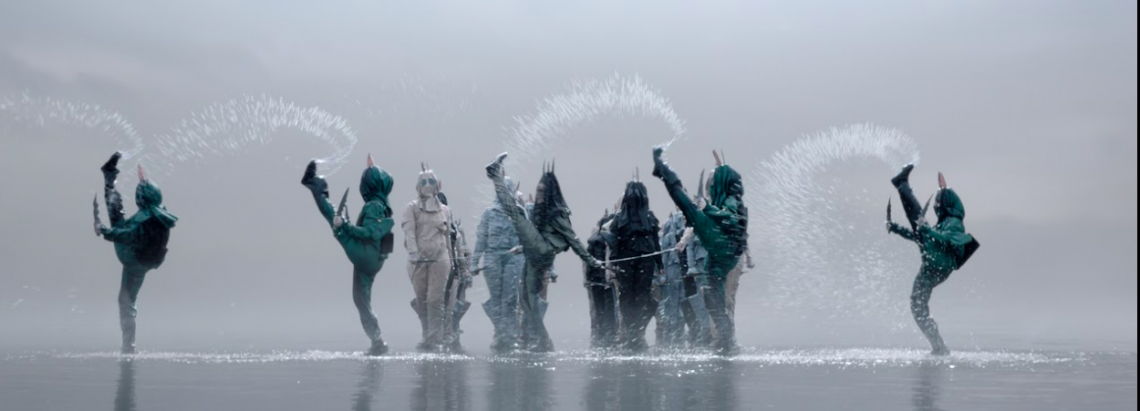 Hombres bailando sobre agua 