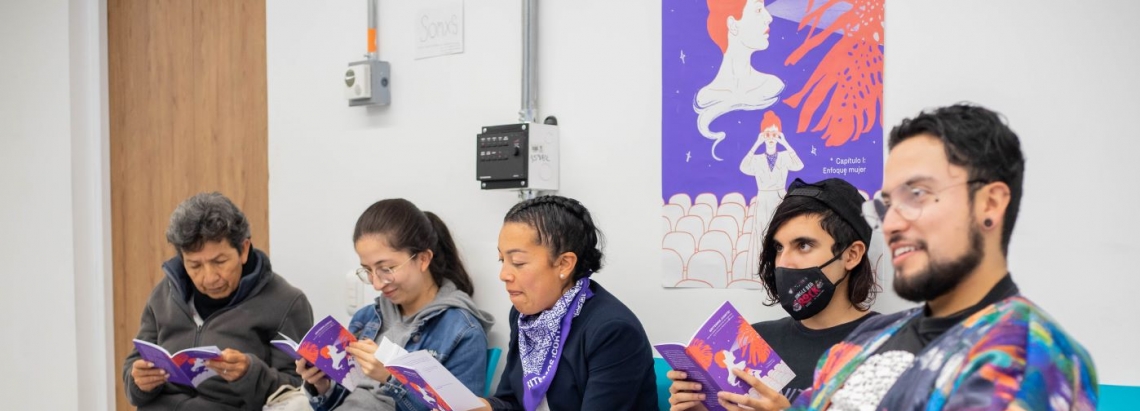 5 personas reunidas para leer un texto