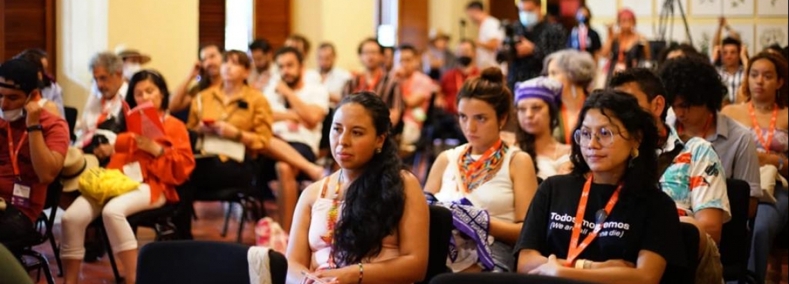 Grupo de personas en un salón 