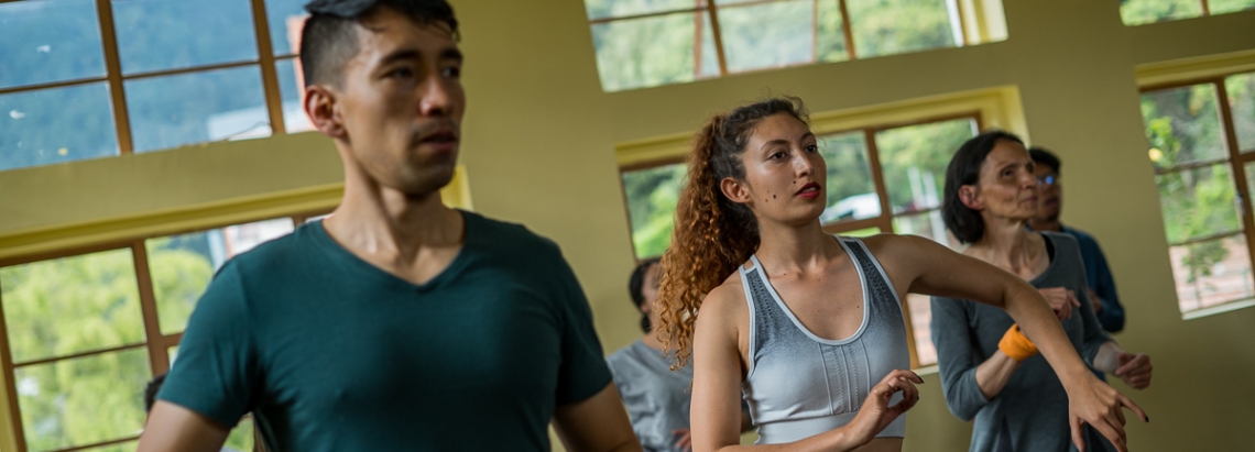 Bailarines en clase dentro de La Casona de la Danza