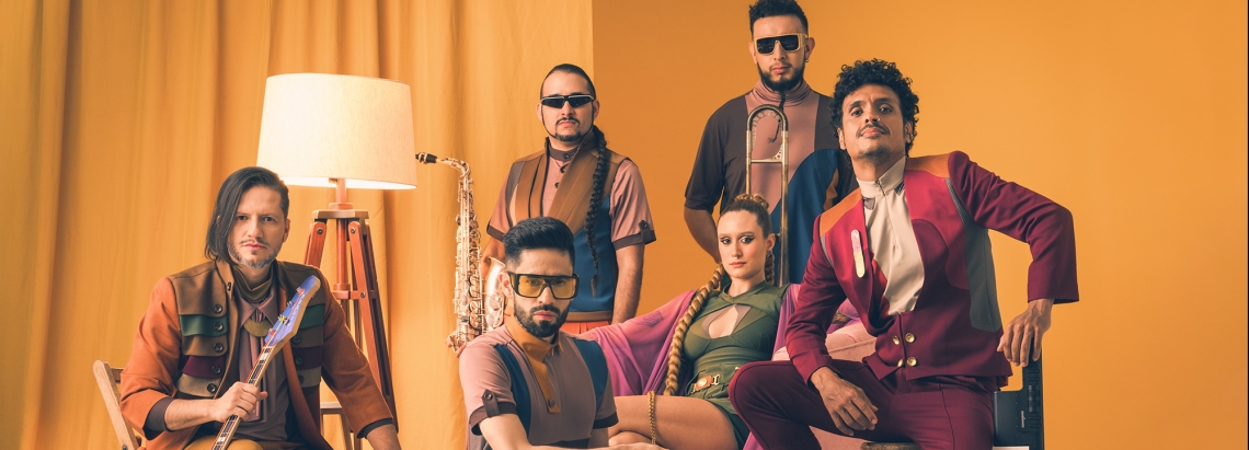 Grupo musical posa para la cámara