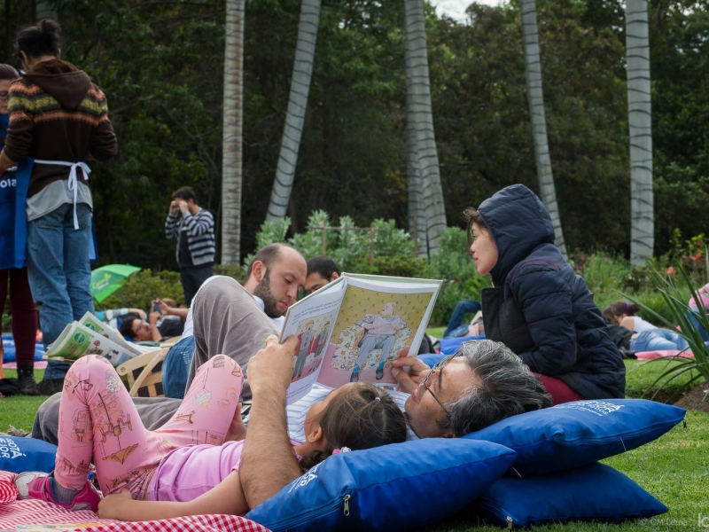 Lectores al aire libre