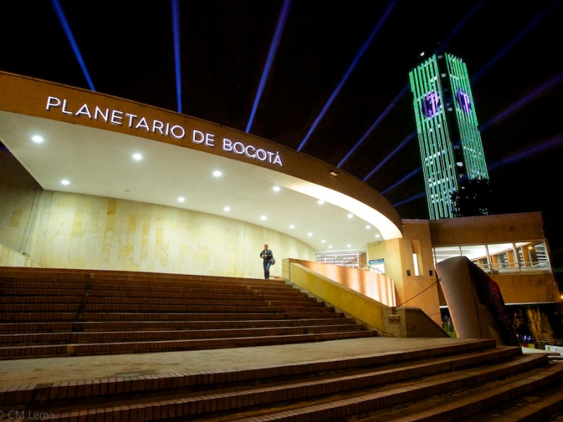 Fachada nocturna del Planetario de Bogotá.