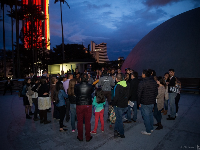 Observación de estrellas en el Planetario Nocturno