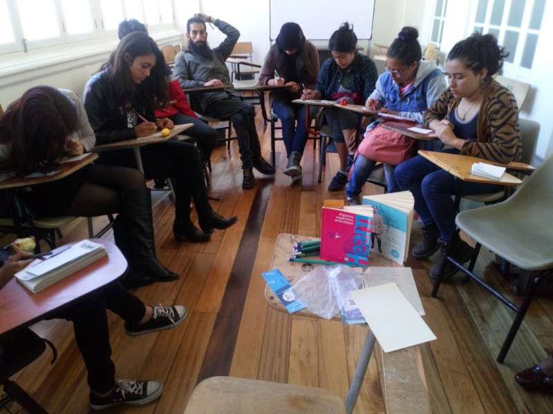 Mujeres leyendo en un salón de clases
