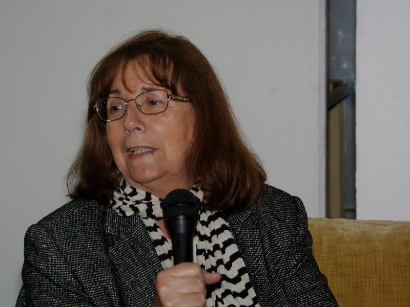 Imagen de María Teresa Ruiz dando una entrevista en la Feria Internacional de Libro de Santiago, foto de Wikimedia Commos de Rodrigo Fernández