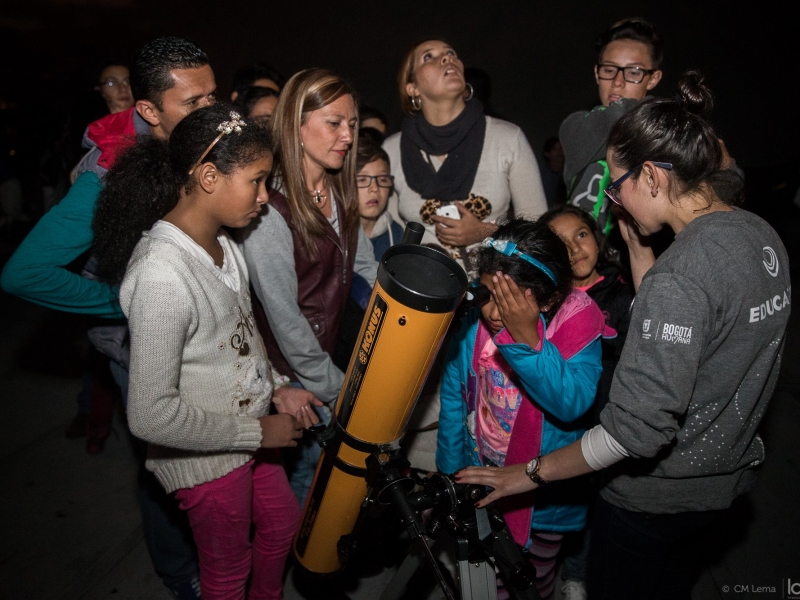 Grupo de personas participando en las actividades del Planetario Nocturno