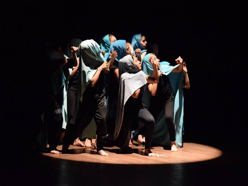 Bailarines desarrollando una coreografía