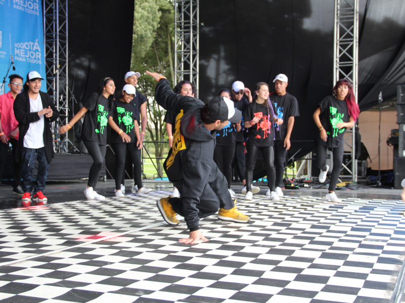 Jóvenes en un montaje de Danza urbana