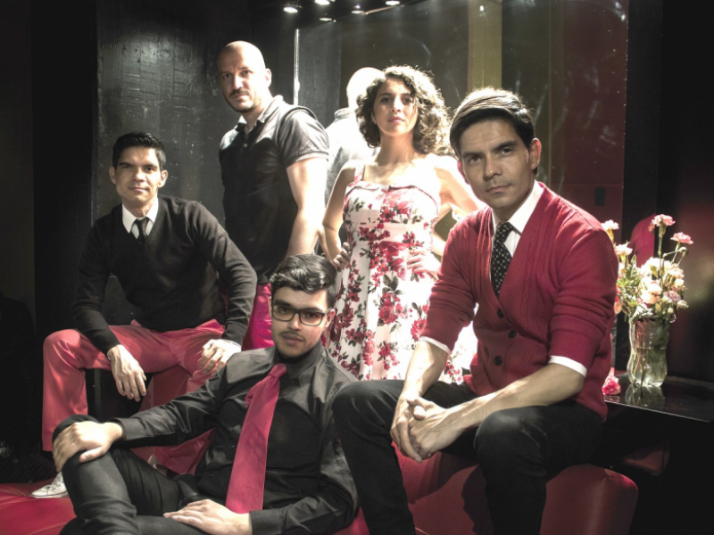 Banda Vocal N'voz posando para fotografía en un camerino