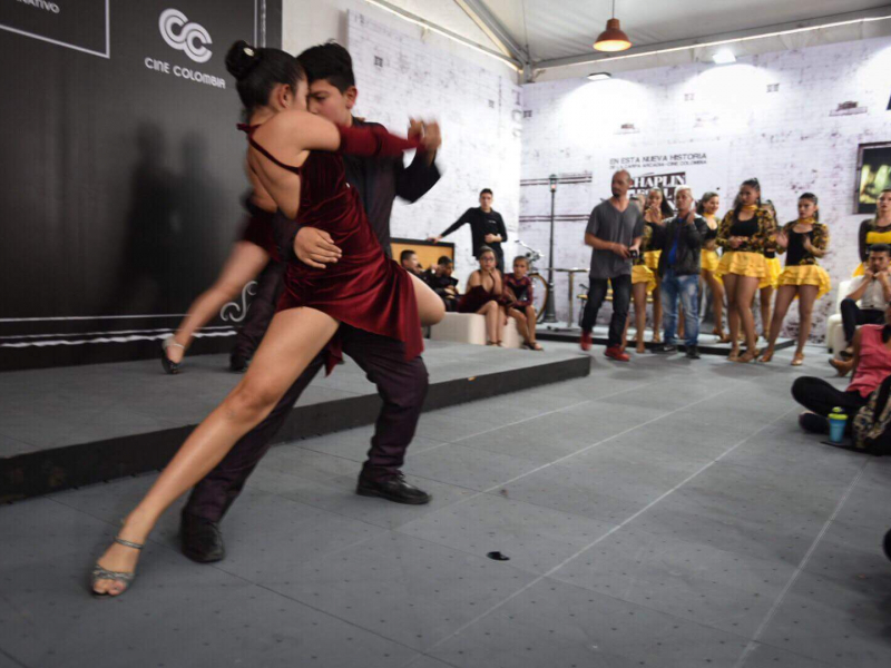 Niños bailando tango en la FILBo