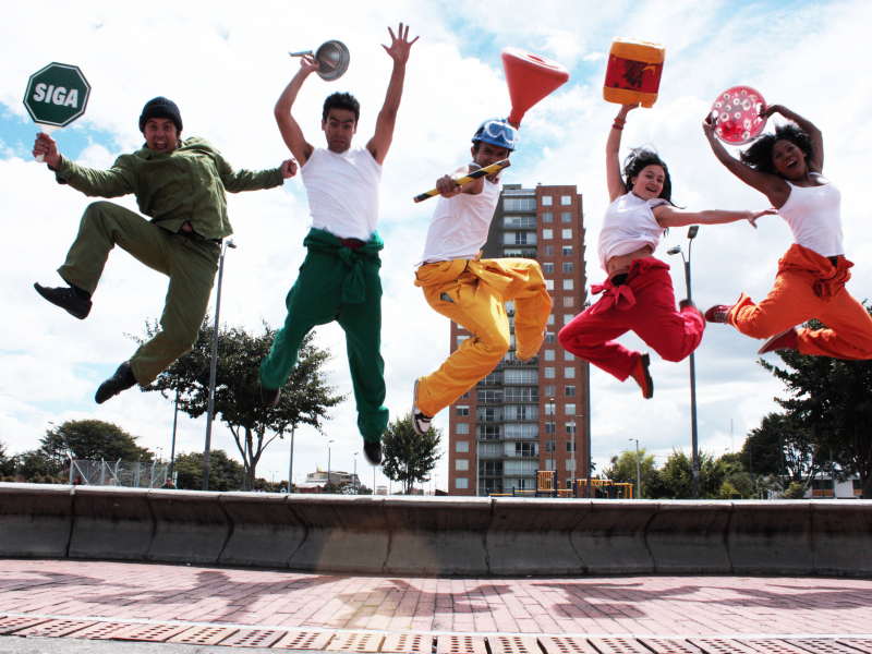 Bailarines danzando al aire libre