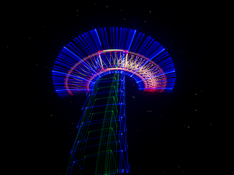 Proyección de luces de colores sobre fondo negro