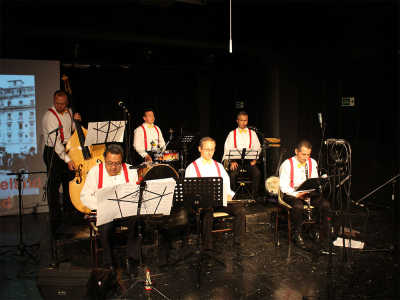 Musicos en el escenario