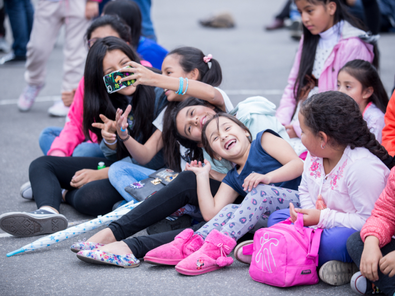 Niños disfrutando de actividades recreativas al aire libre