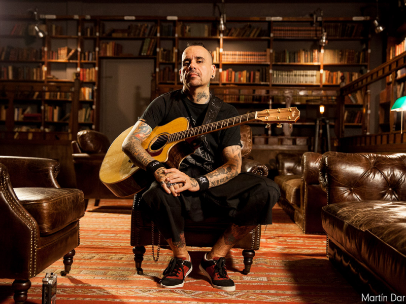 Andrés Giménez en un estudio con guitarra
